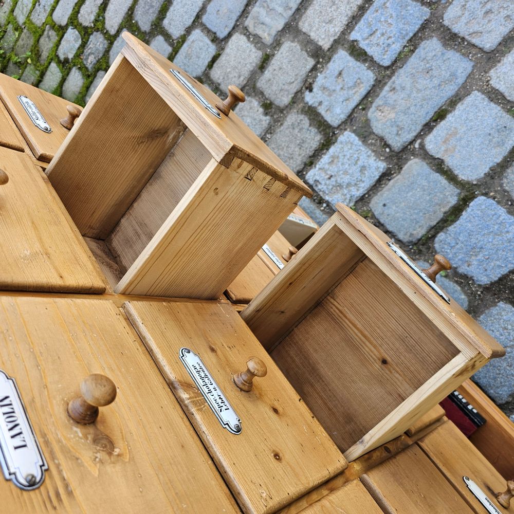 Apothekerschrank Schubladenschrank alt antik hoch mit offenem Fach und Emailleschildern - 259