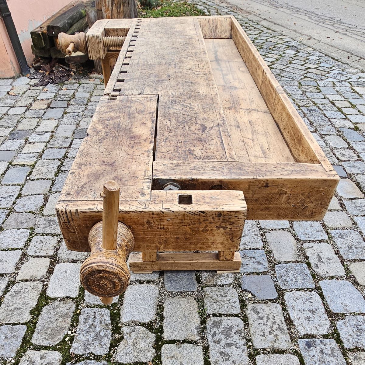 Verkauft - Alte urige antike Hobelbank aus Holz mit Holz Schraubstöcken - 122