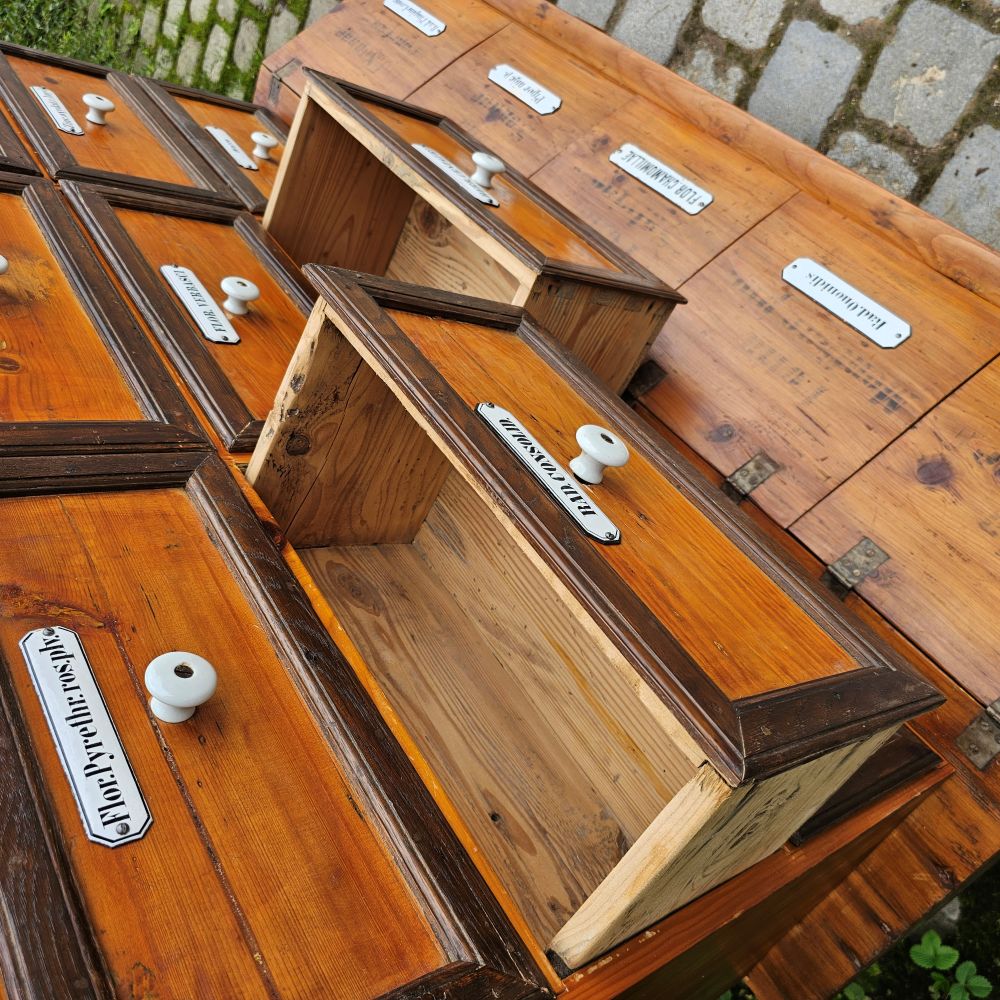 Original antiker alter Apothekerschrank mit Aufsatz Schubläden und Schütten Truhen Emaille Schildern - 265
