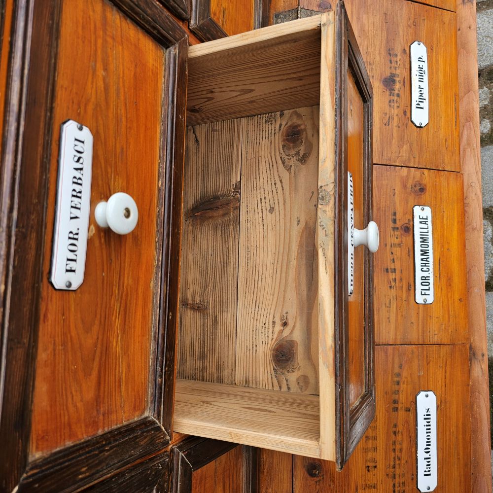 Original antiker alter Apothekerschrank mit Aufsatz Schubläden und Schütten Truhen Emaille Schildern - 265