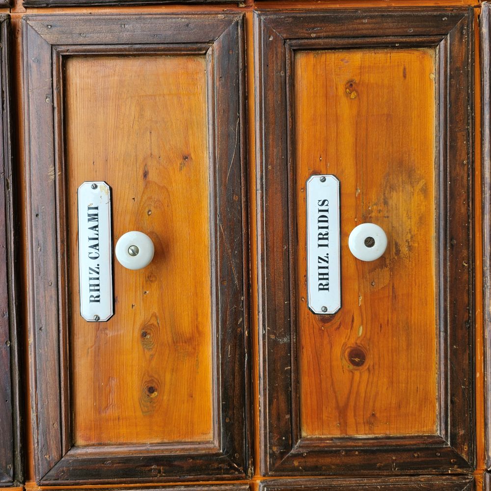 Original antiker alter Apothekerschrank mit Aufsatz Schubläden und Schütten Truhen Emaille Schildern - 265