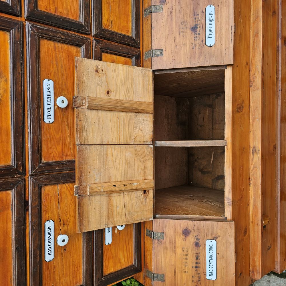 Original antiker alter Apothekerschrank mit Aufsatz Schubläden und Schütten Truhen Emaille Schildern - 265