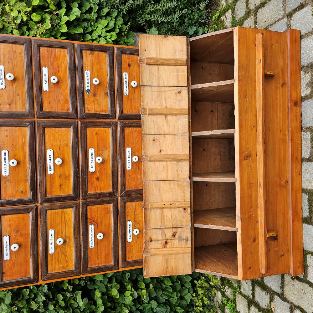 Original antiker alter Apothekerschrank mit Aufsatz Schubläden und Schütten Truhen Emaille Schildern - 265