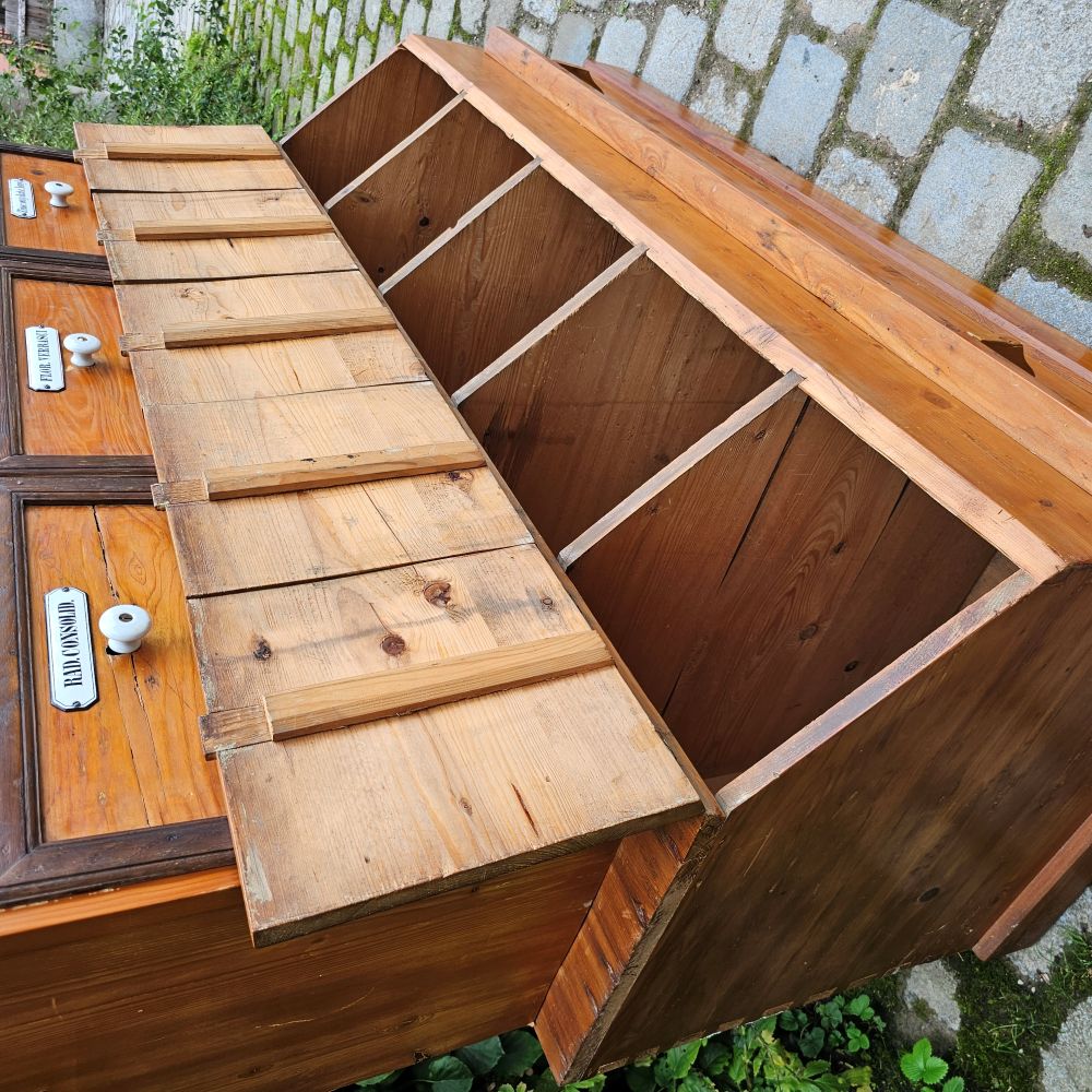 Original antiker alter Apothekerschrank mit Aufsatz Schubläden und Schütten Truhen Emaille Schildern - 265