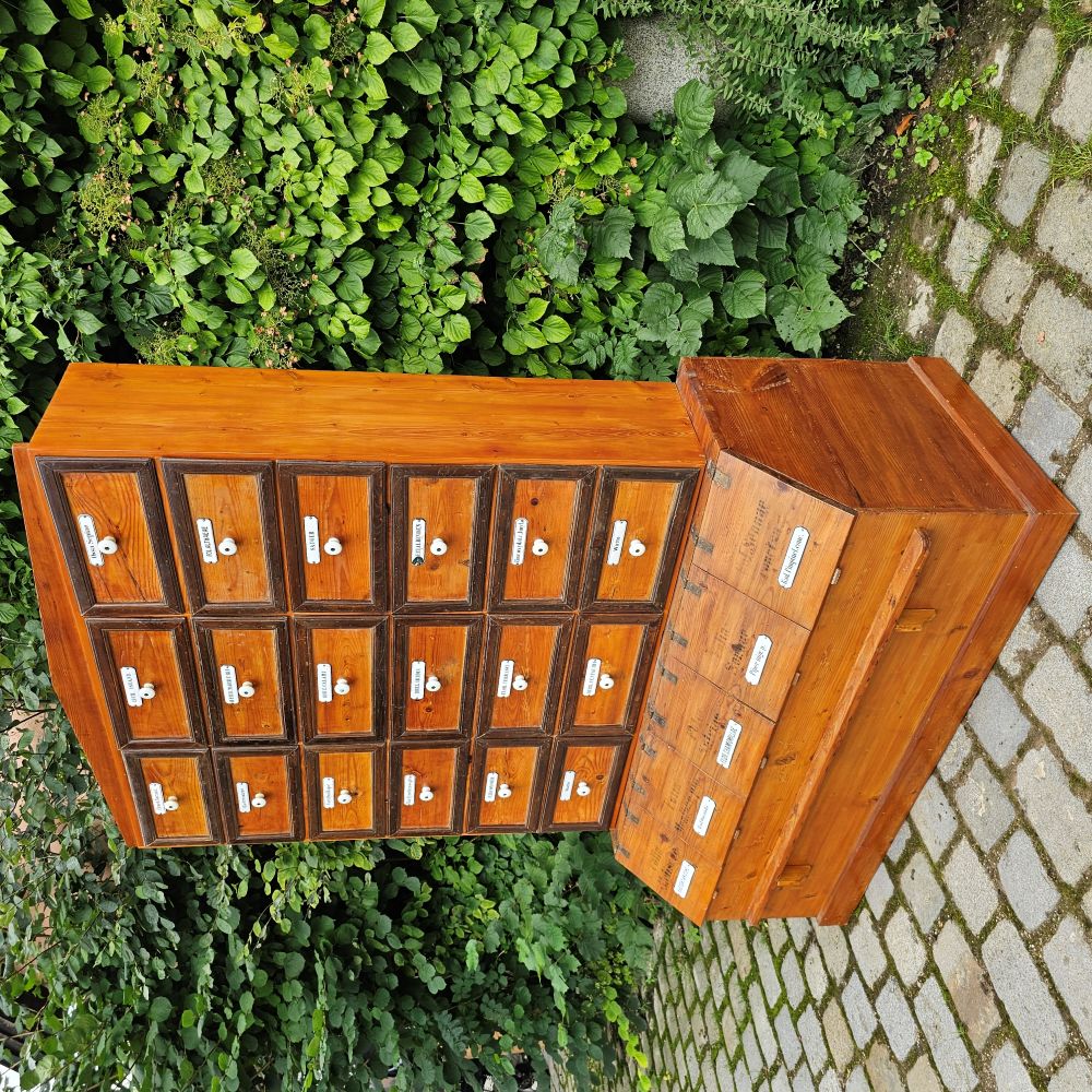 Original antiker alter Apothekerschrank mit Aufsatz Schubläden und Schütten Truhen Emaille Schildern - 265