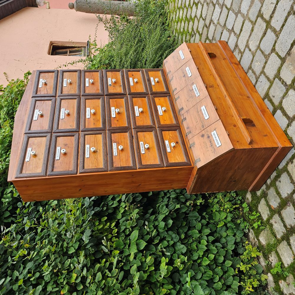 Original antiker alter Apothekerschrank mit Aufsatz Schubläden und Schütten Truhen Emaille Schildern - 265