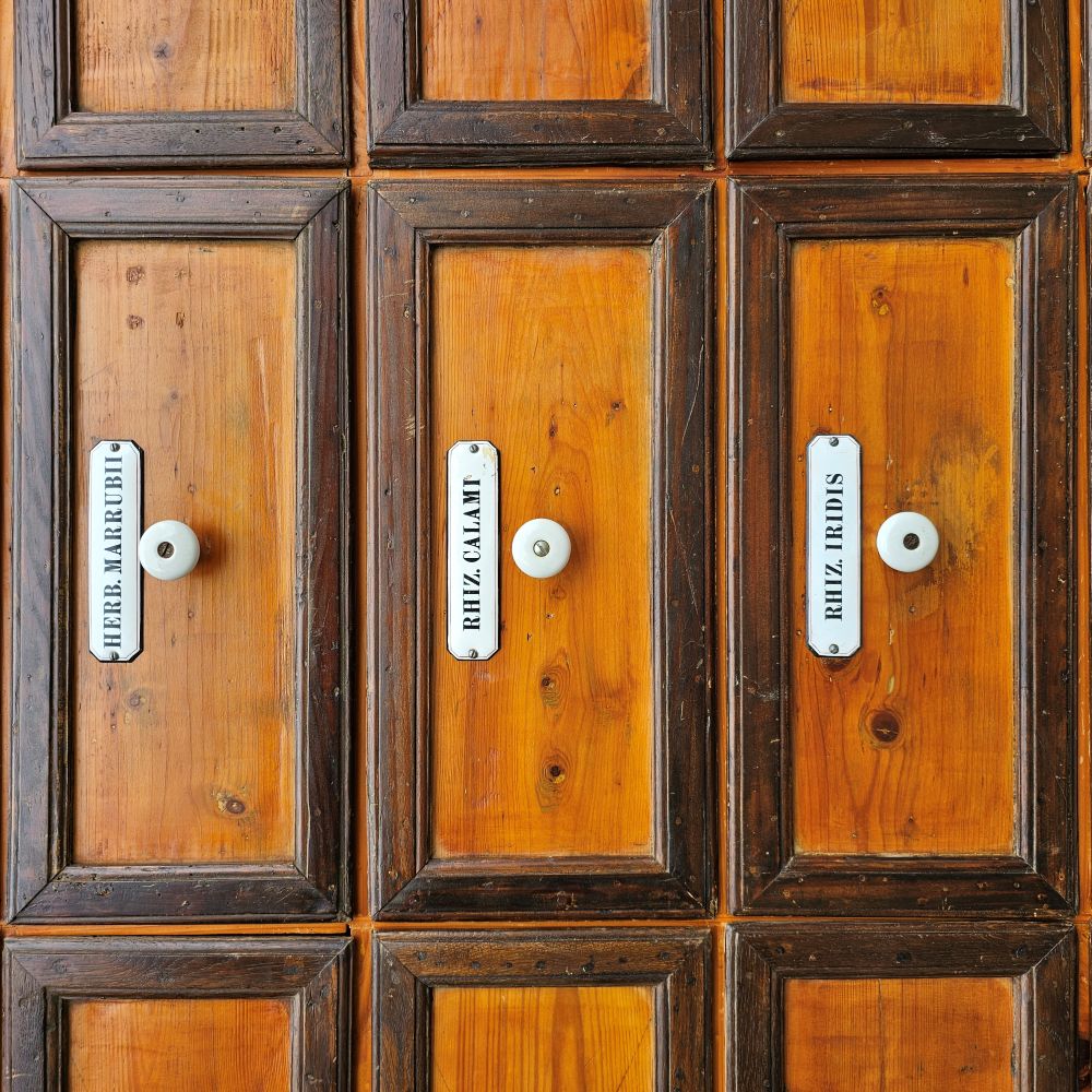 Original antiker alter Apothekerschrank mit Aufsatz Schubläden und Schütten Truhen Emaille Schildern - 265