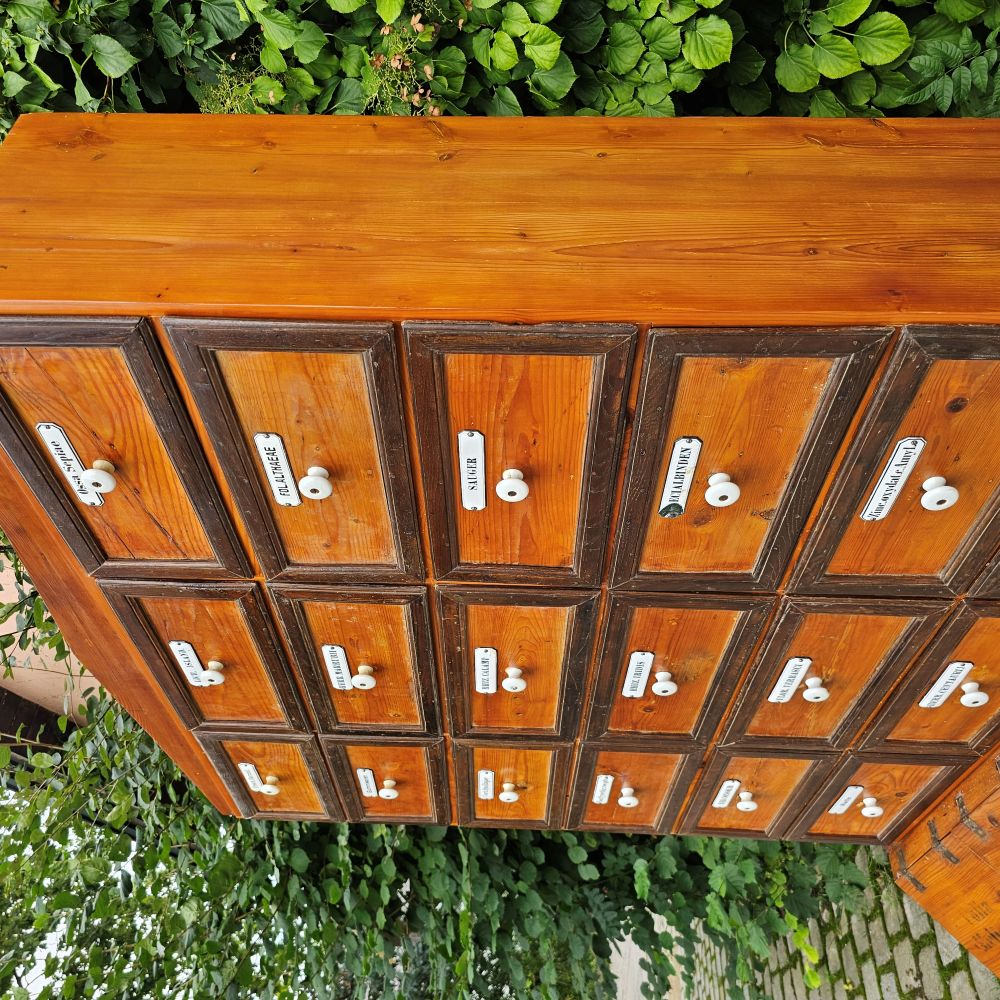 Original antiker alter Apothekerschrank mit Aufsatz Schubläden und Schütten Truhen Emaille Schildern - 265