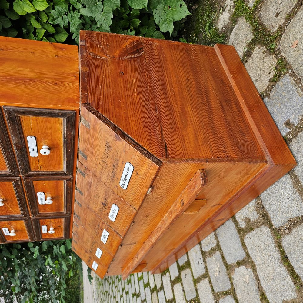 Original antiker alter Apothekerschrank mit Aufsatz Schubläden und Schütten Truhen Emaille Schildern - 265