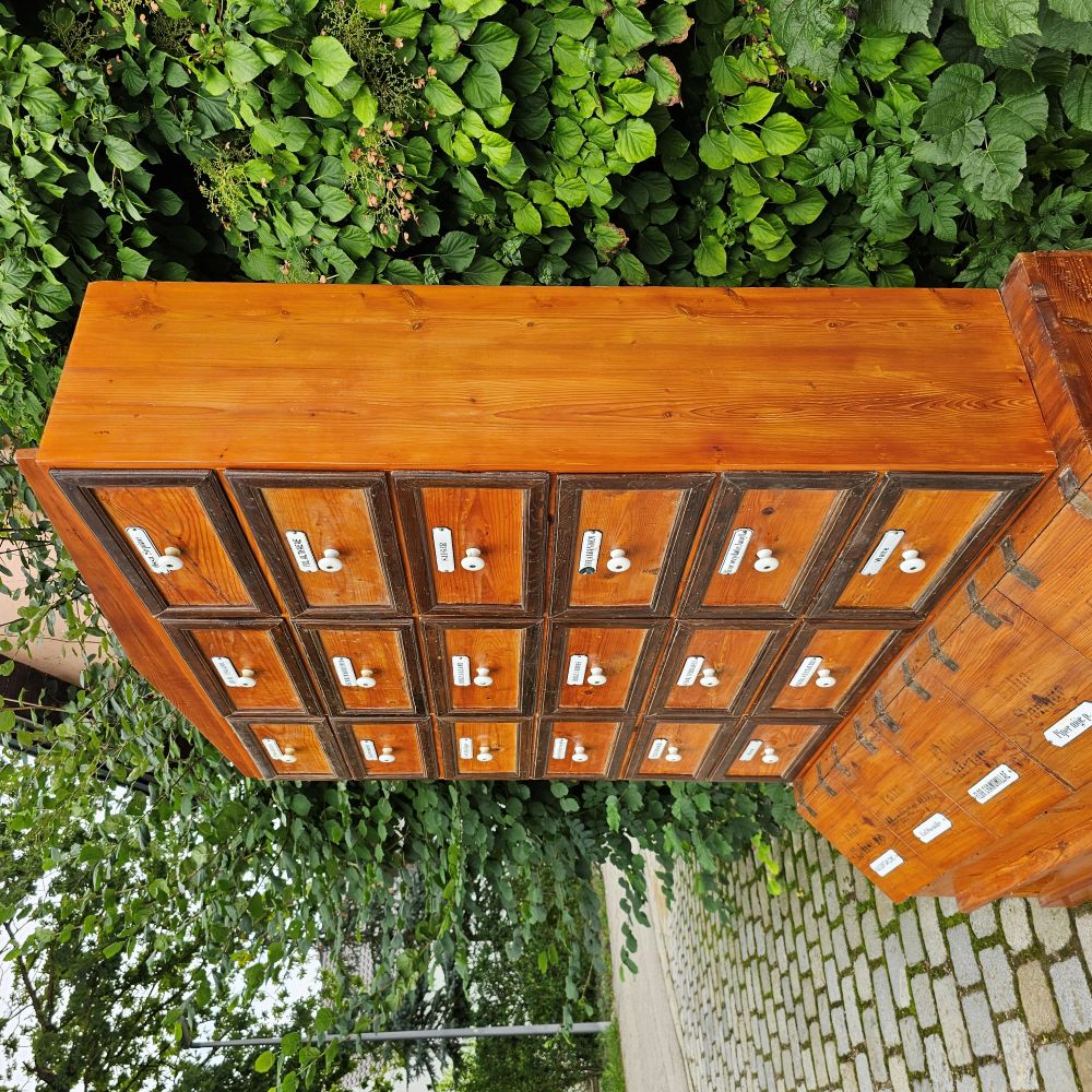 Original antiker alter Apothekerschrank mit Aufsatz Schubläden und Schütten Truhen Emaille Schildern - 265