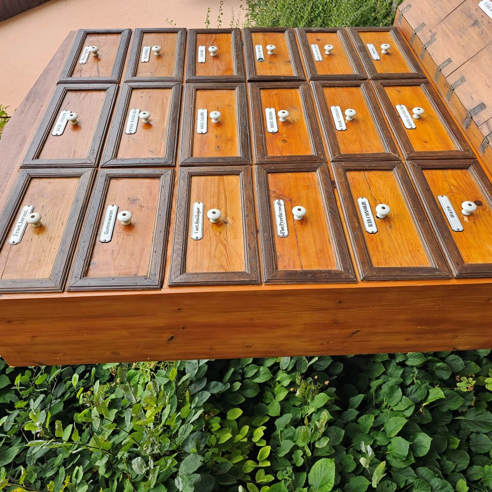 Original antiker alter Apothekerschrank mit Aufsatz Schubläden und Schütten Truhen Emaille Schildern - 265