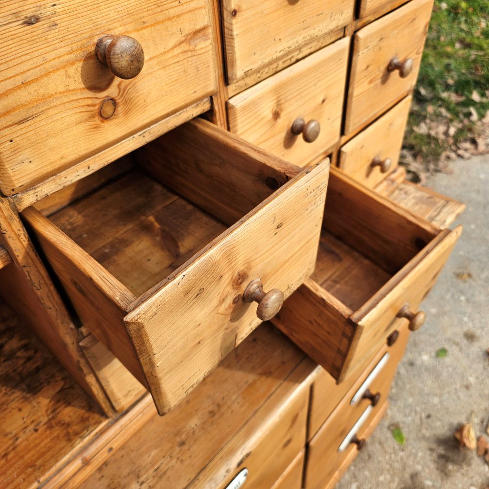 Original antiker alter Apothekerschrank mit Aufsatz mit Schubläden Regal Emaille Schildern - 286