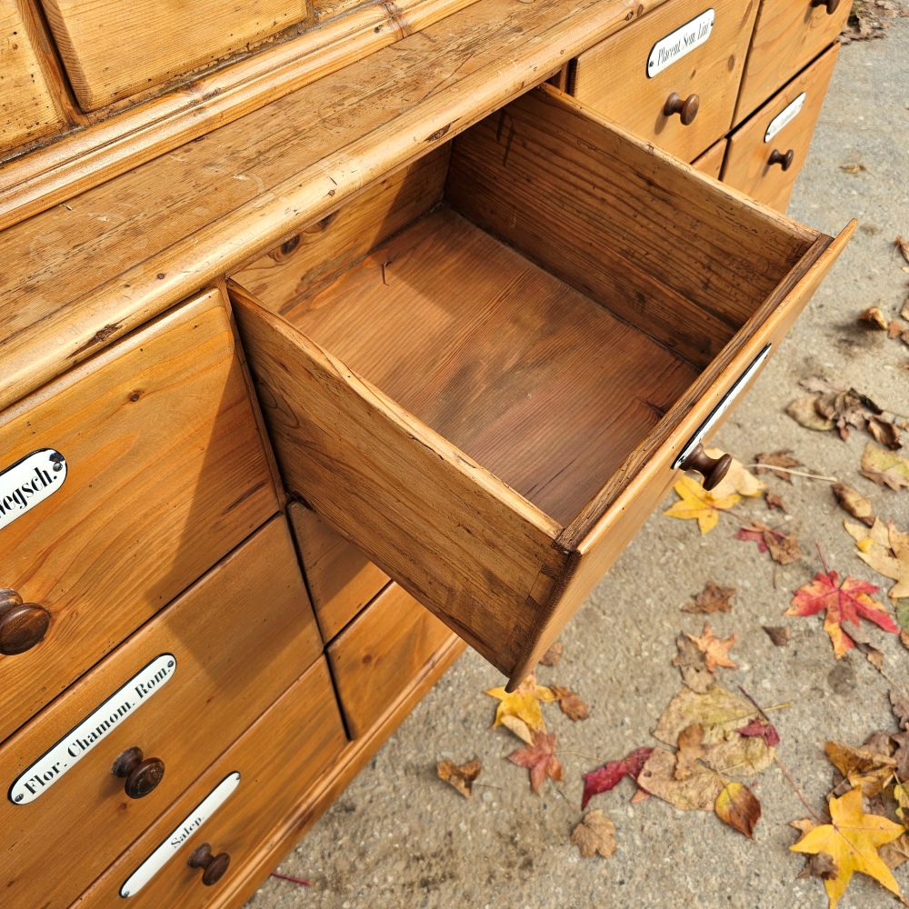 Original antiker alter Apothekerschrank mit Aufsatz mit Schubläden Regal Emaille Schildern - 286