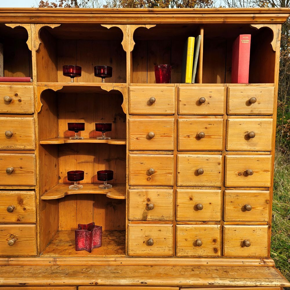 Original antiker alter Apothekerschrank mit Aufsatz mit Schubläden Regal Emaille Schildern - 286