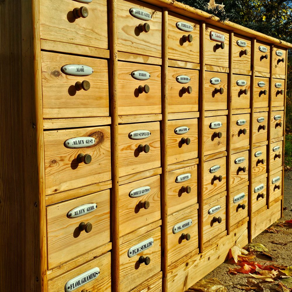 Alter antiker Apothekerschrank Schubladenschrank Ladentheke mit Porzellanschildern - 283