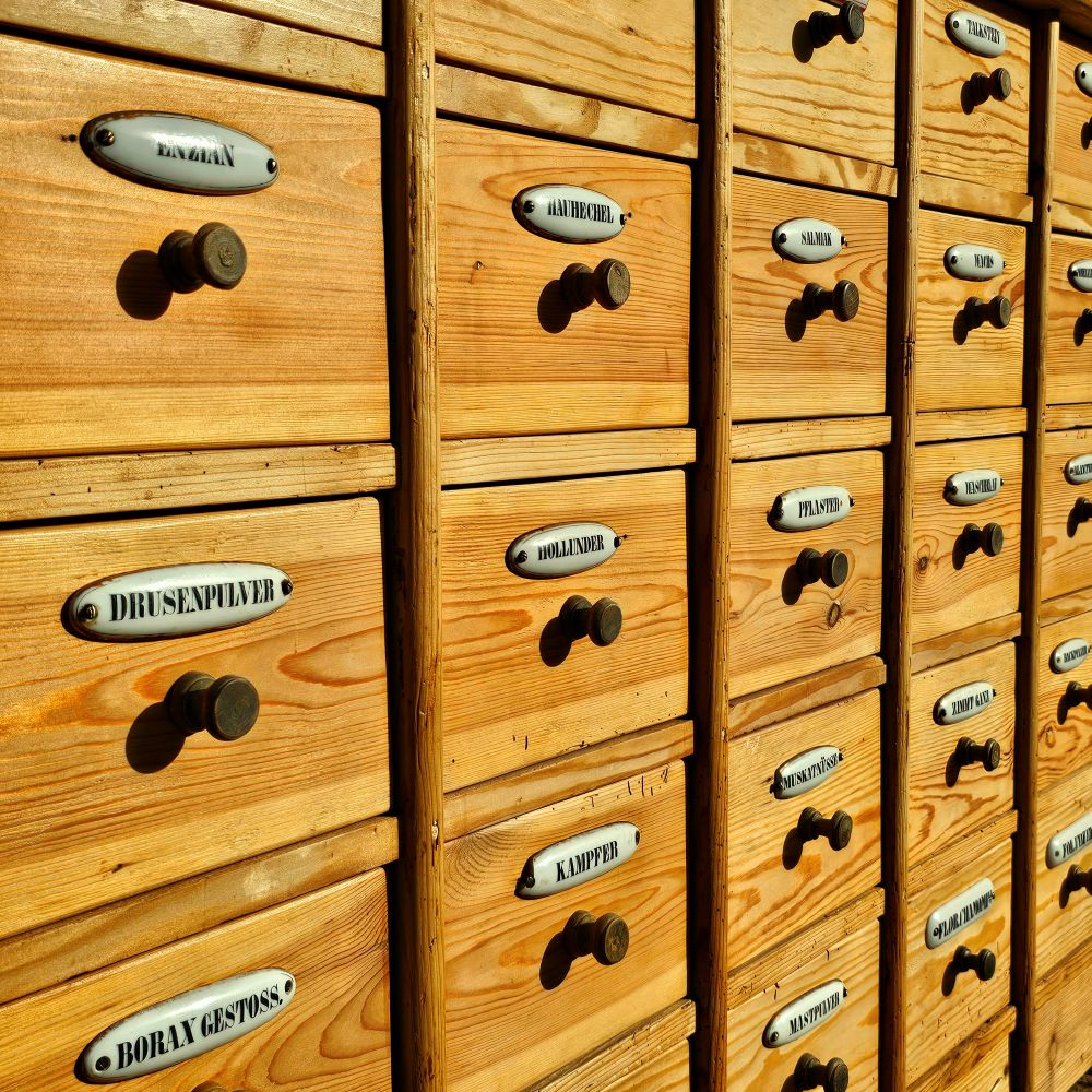 Alter antiker Apothekerschrank Schubladenschrank Ladentheke mit Porzellanschildern - 283