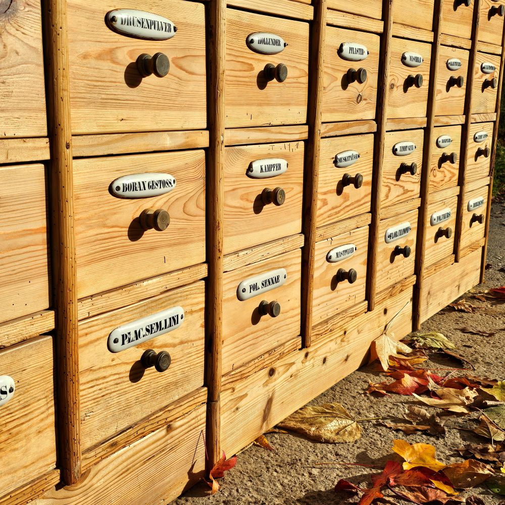 Alter antiker Apothekerschrank Schubladenschrank Ladentheke mit Porzellanschildern - 283