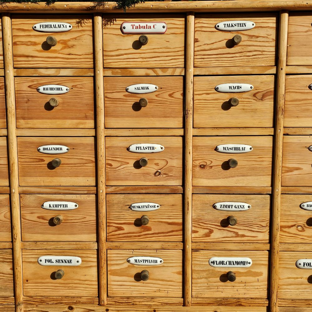 Alter antiker Apothekerschrank Schubladenschrank Ladentheke mit Porzellanschildern - 283