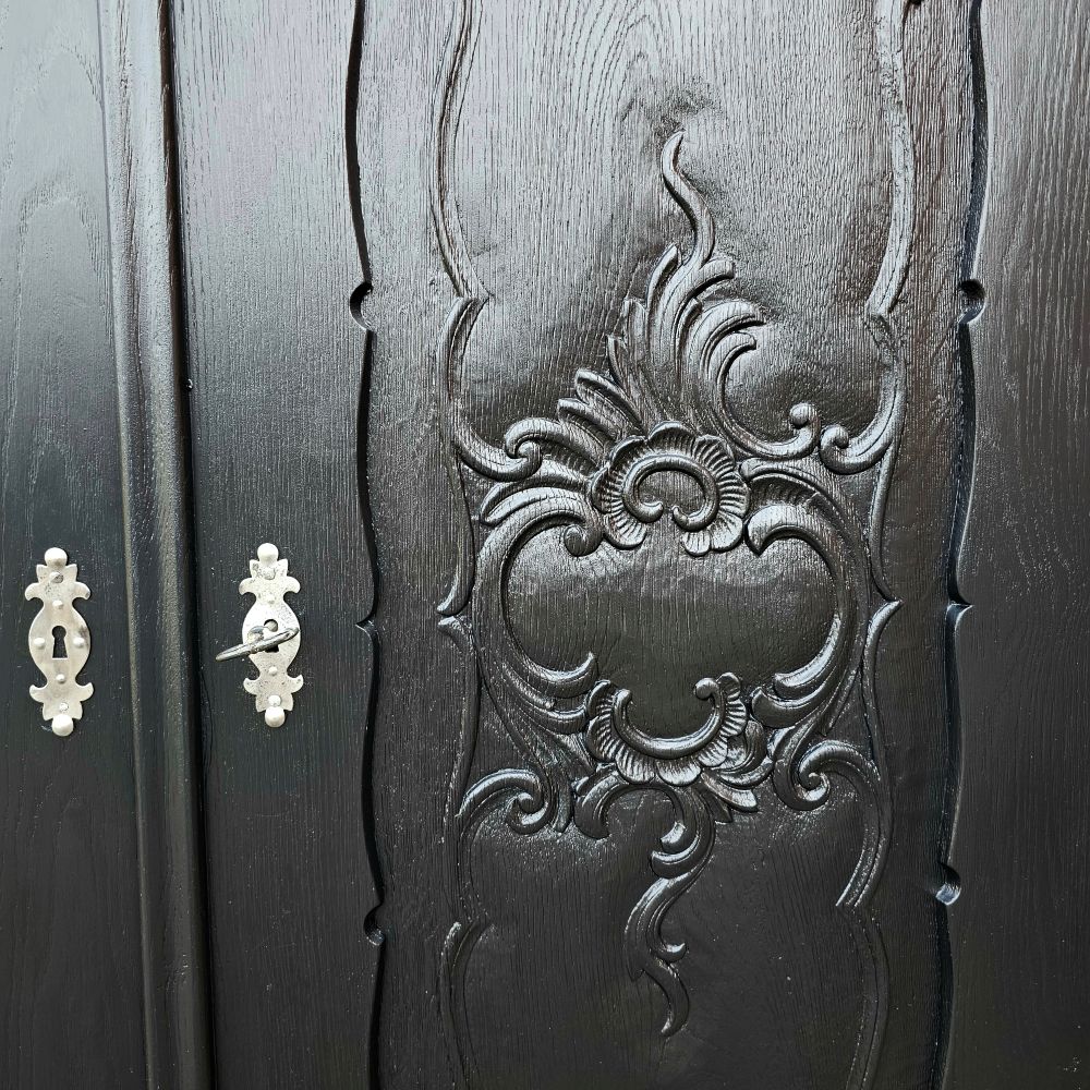 Edler alter eleganter vintage Schrank Eiche Massivholz schwarz mit Schnitzereien - 287