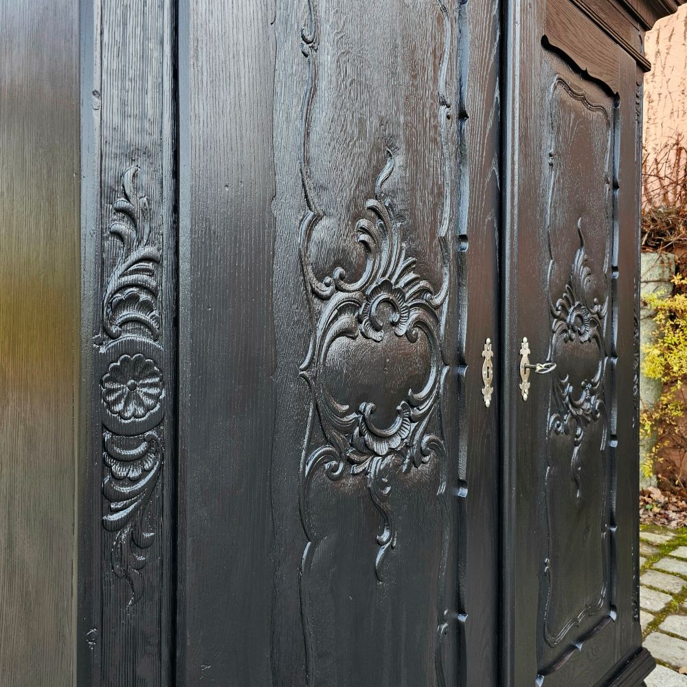 Edler alter eleganter vintage Schrank Eiche Massivholz schwarz mit Schnitzereien - 287