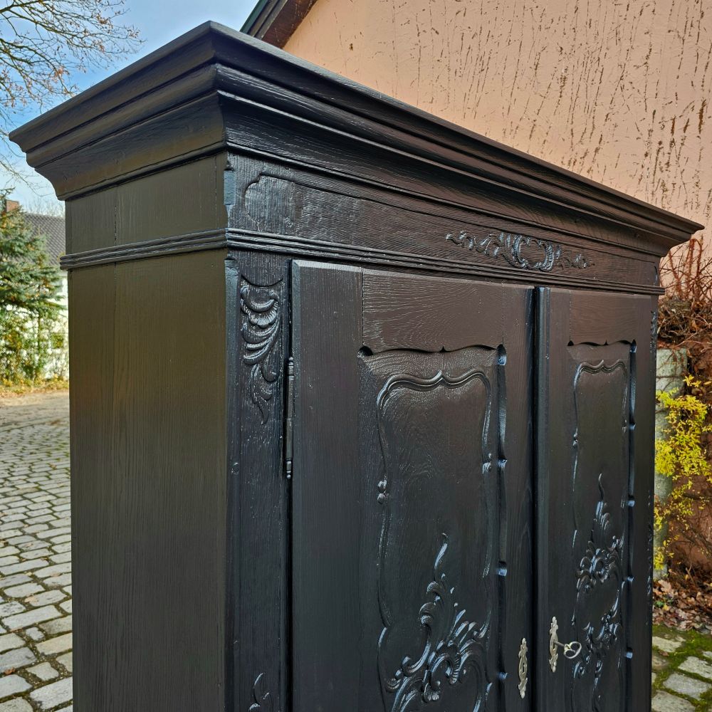 Edler alter eleganter vintage Schrank Eiche Massivholz schwarz mit Schnitzereien - 287