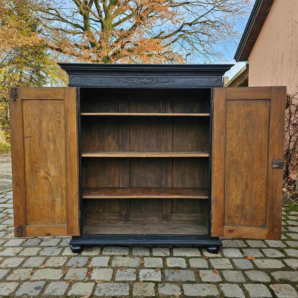 Edler alter eleganter vintage Schrank Eiche Massivholz schwarz mit Schnitzereien - 287
