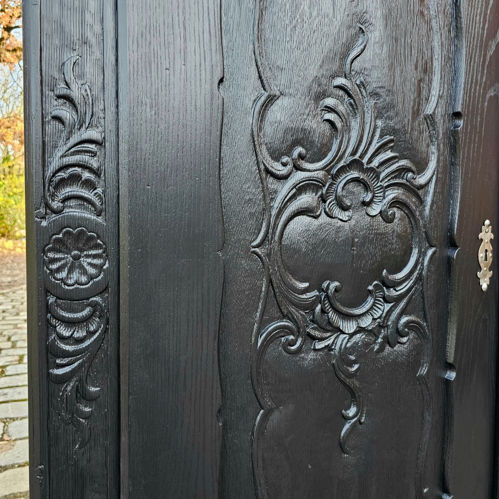 Edler alter eleganter vintage Schrank Eiche Massivholz schwarz mit Schnitzereien - 287