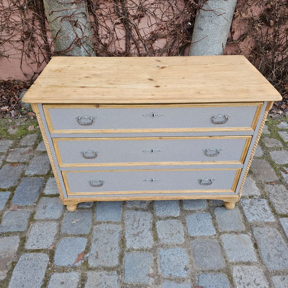 alte antike Kommode mit Drechselarbeiten in graubraun Platte Holz natur - 289
