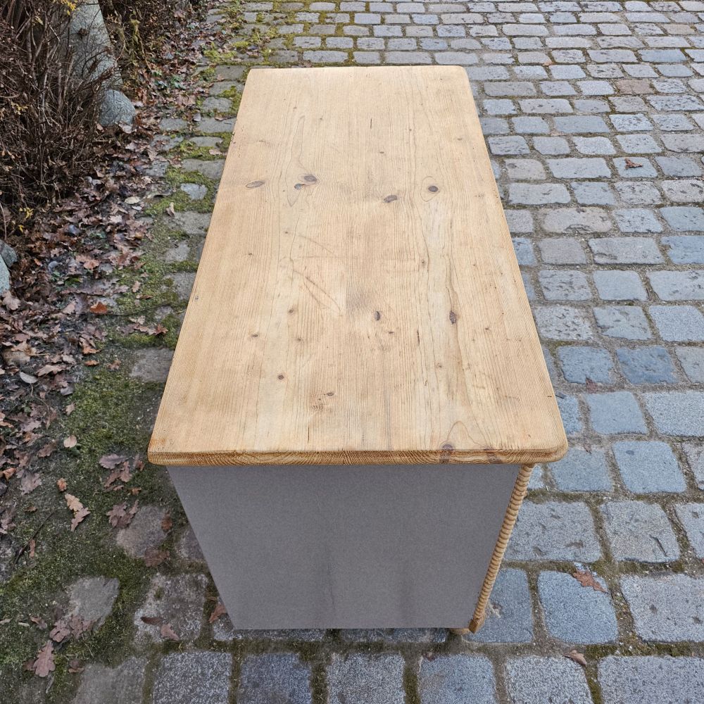 alte antike Kommode mit Drechselarbeiten in graubraun Platte Holz natur - 289