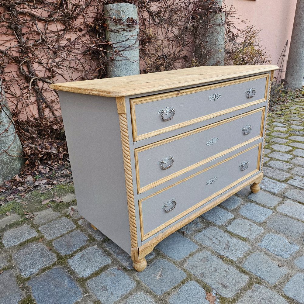 alte antike Kommode mit Drechselarbeiten in graubraun Platte Holz natur - 289