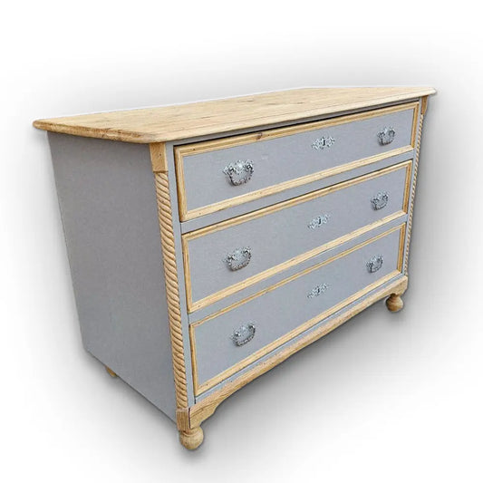 alte antike Kommode mit Drechselarbeiten in graubraun Platte Holz natur - 289