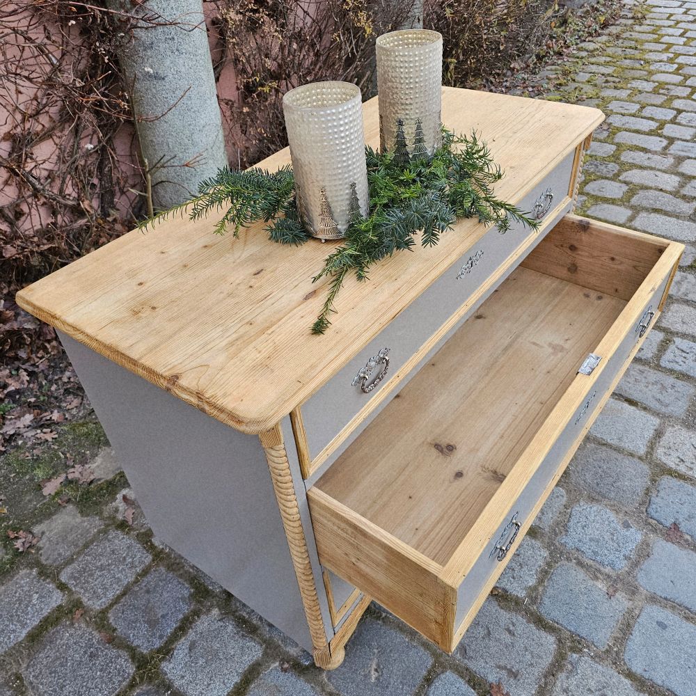 alte antike Kommode mit Drechselarbeiten in graubraun Platte Holz natur - 289