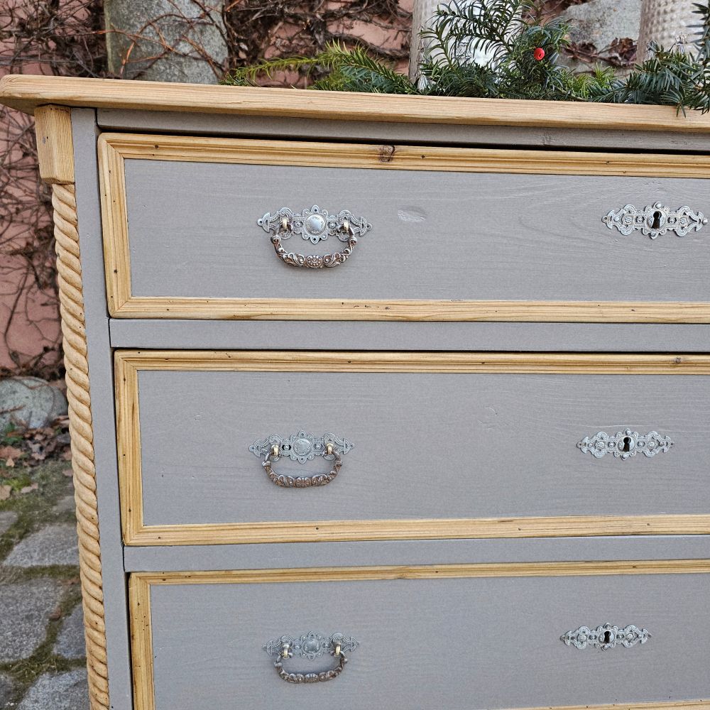 alte antike Kommode mit Drechselarbeiten in graubraun Platte Holz natur - 289