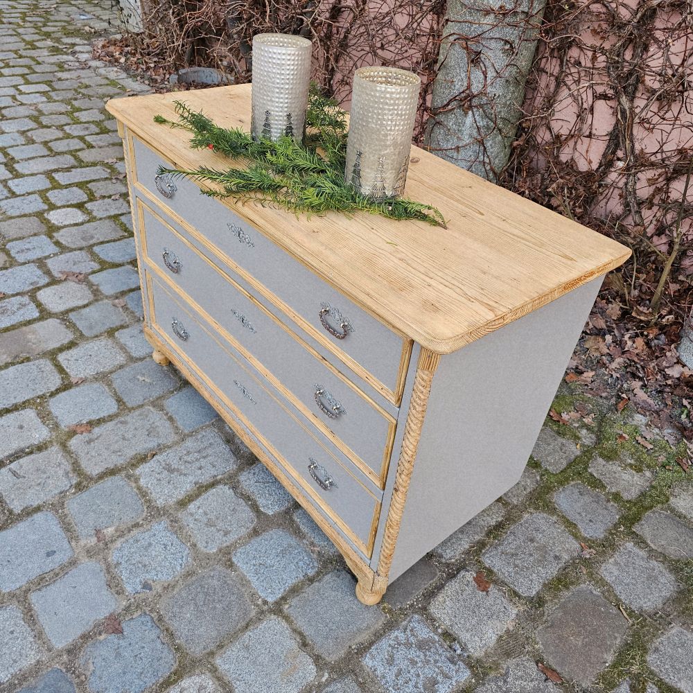 alte antike Kommode mit Drechselarbeiten in graubraun Platte Holz natu – Alois Fuchs Antik & Vintage Fuchs