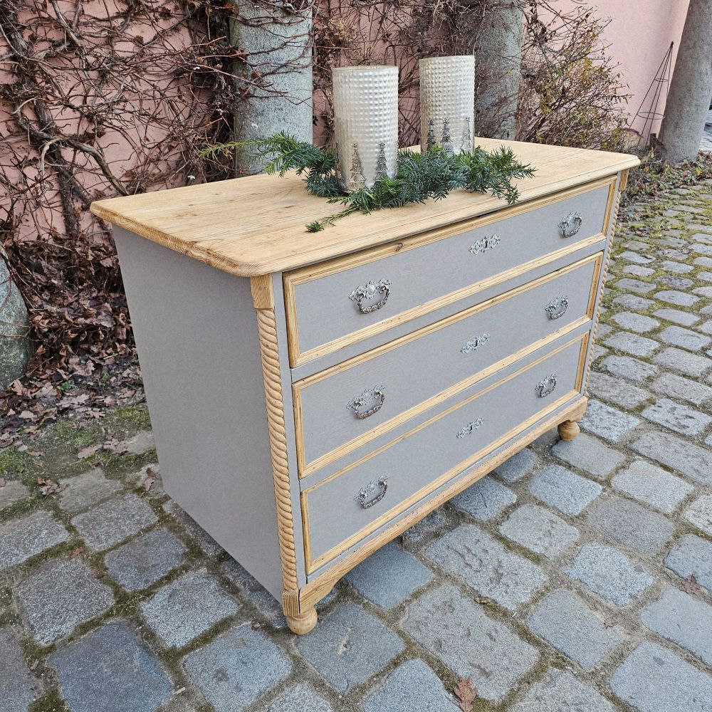alte antike Kommode mit Drechselarbeiten in graubraun Platte Holz natur - 289