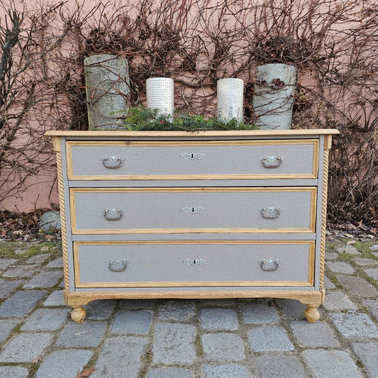 alte antike Kommode mit Drechselarbeiten in graubraun Platte Holz natur - 289