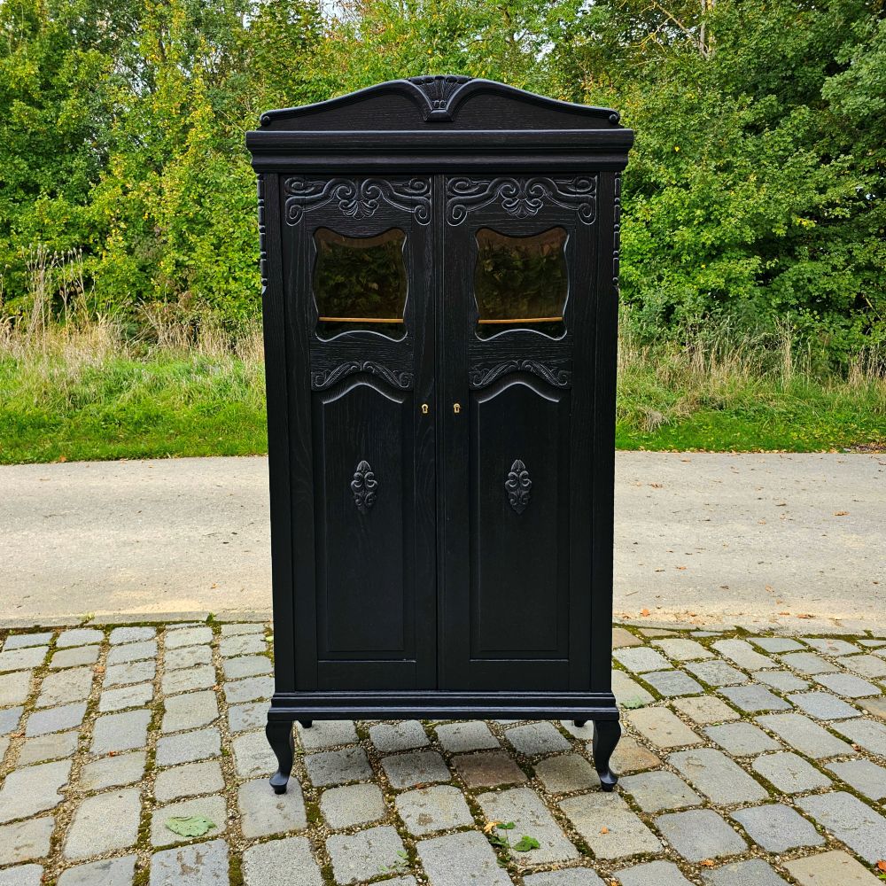 Edler eleganter Schrank Art Deco Eiche mit Schnitzereien und Ornamenten schwarz lackiert - 268