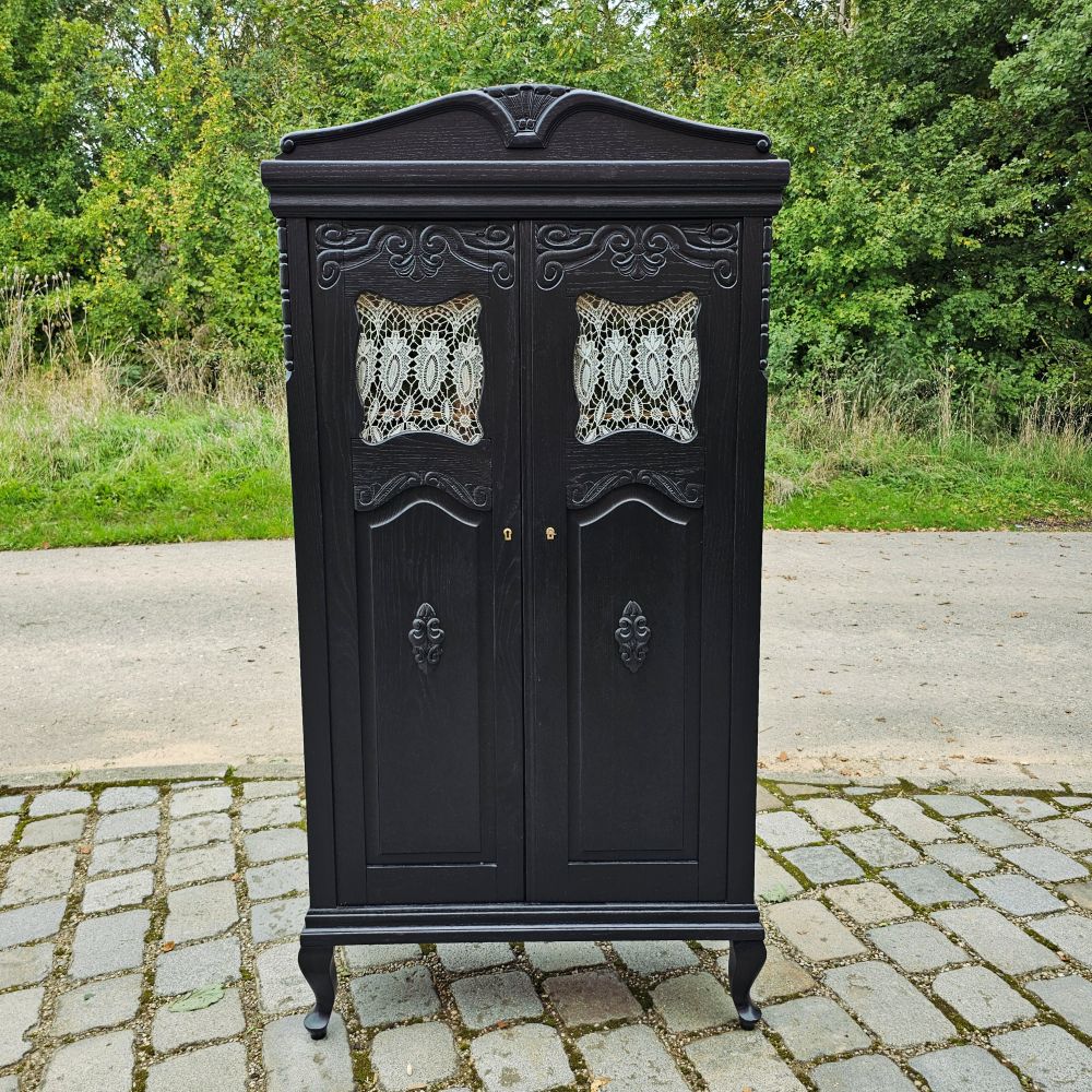Edler eleganter Schrank Art Deco Eiche mit Schnitzereien und Ornamenten schwarz lackiert - 268