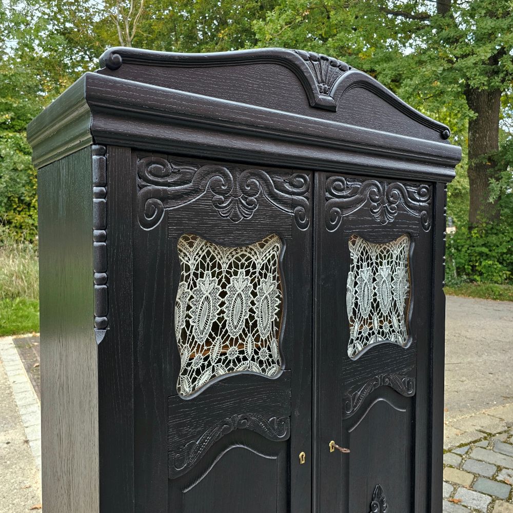 Edler eleganter Schrank Art Deco Eiche mit Schnitzereien und Ornamenten schwarz lackiert - 268