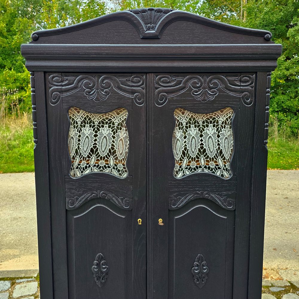 Edler eleganter Schrank Art Deco Eiche mit Schnitzereien und Ornamenten schwarz lackiert - 268