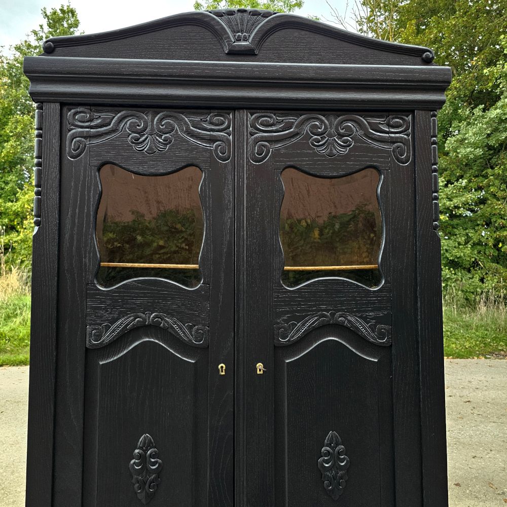 Edler eleganter Schrank Art Deco Eiche mit Schnitzereien und Ornamenten schwarz lackiert - 268