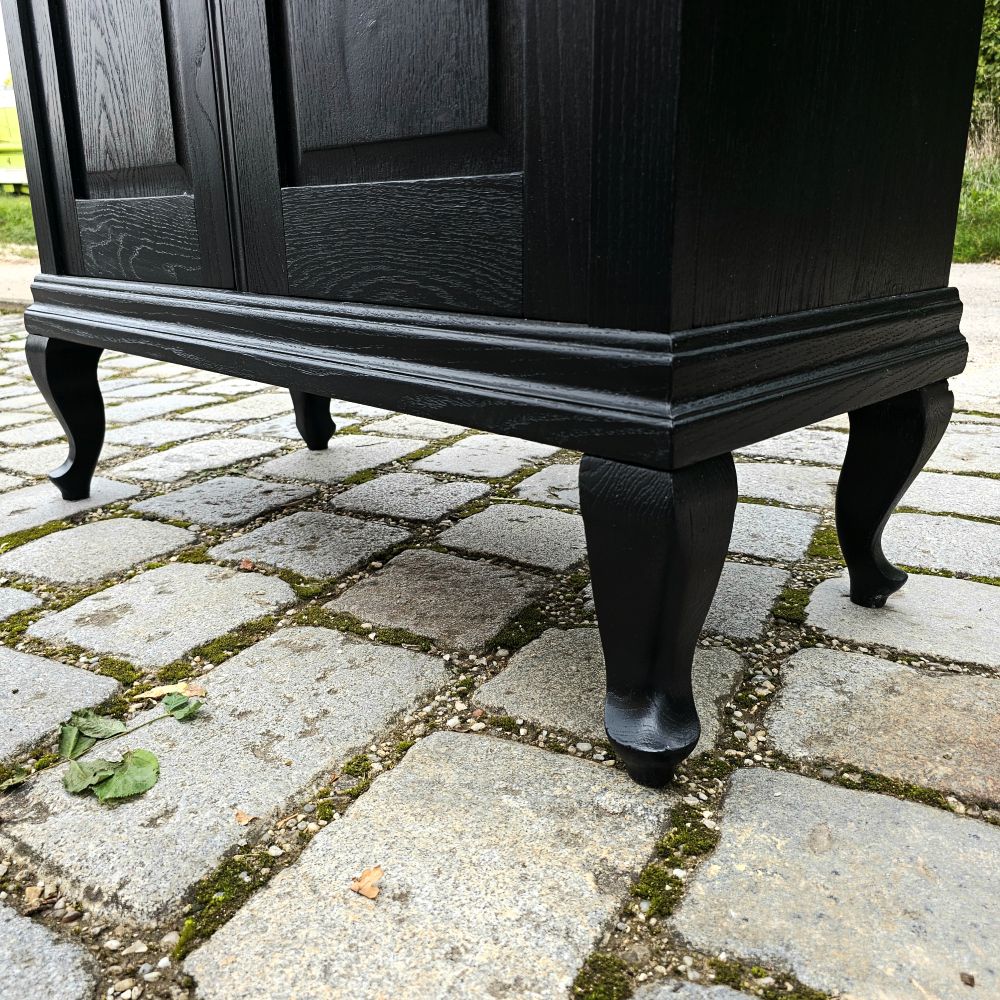Edler eleganter Schrank Art Deco Eiche mit Schnitzereien und Ornamenten schwarz lackiert - 268
