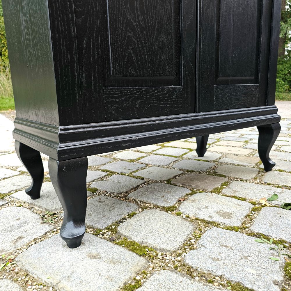 Edler eleganter Schrank Art Deco Eiche mit Schnitzereien und Ornamenten schwarz lackiert - 268