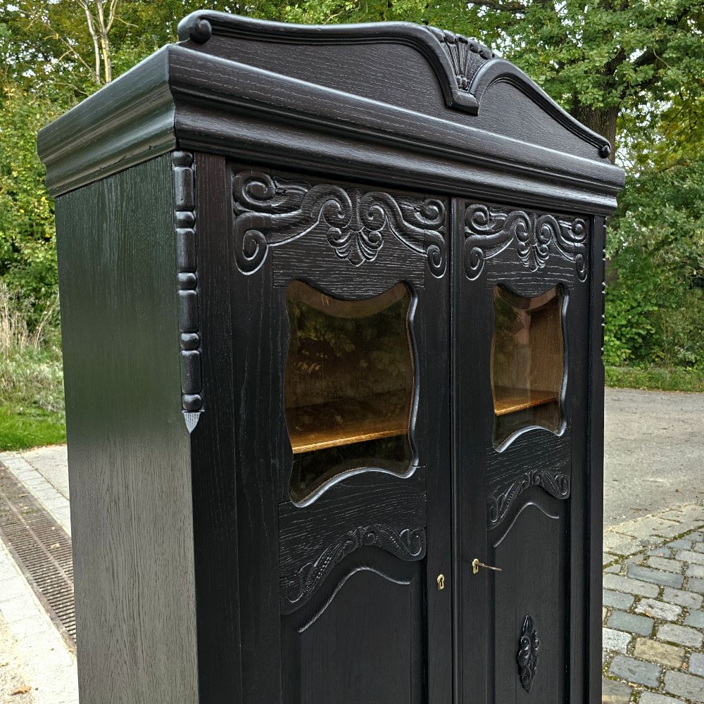 Edler eleganter Schrank Art Deco Eiche mit Schnitzereien und Ornamenten schwarz lackiert - 268