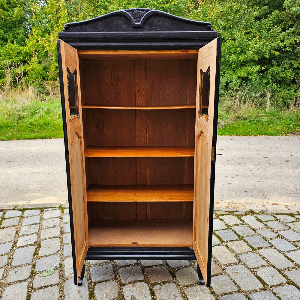 Edler eleganter Schrank Art Deco Eiche mit Schnitzereien und Ornamenten schwarz lackiert - 268